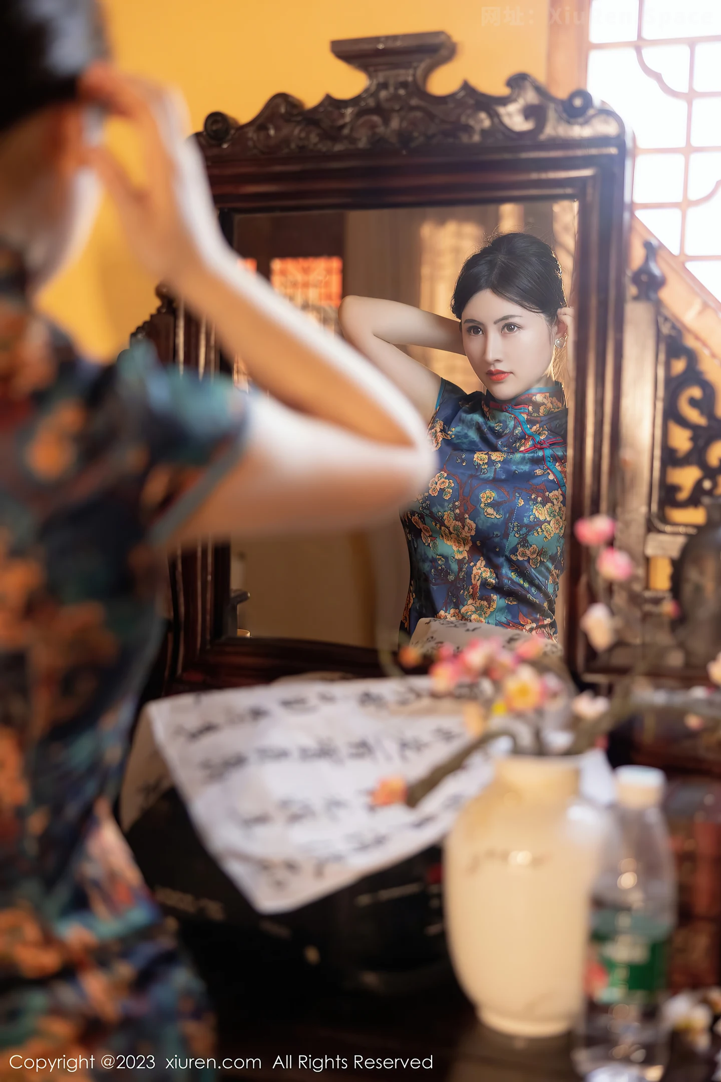 图片[2]-[XiuRen秀人网]VOL.7051 模特诗诗kiki脱蓝色图纹旗袍露黑色蕾丝内衣配黑丝吊袜诱惑写真82P-秀人网官方网站